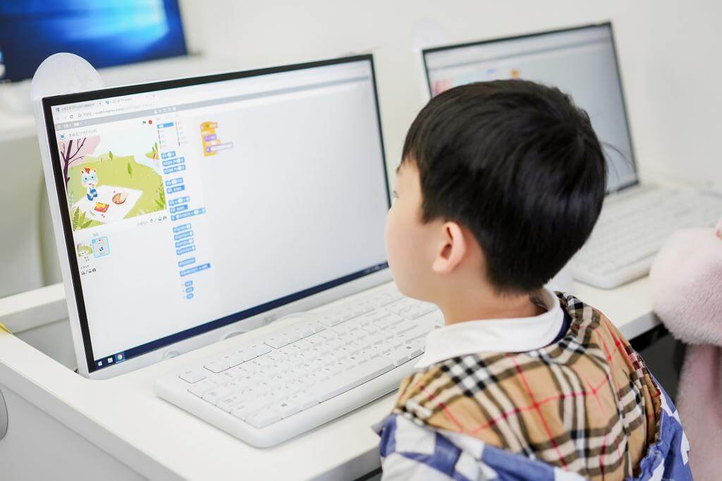 RO.jpg 少儿编程有必要学吗?孩子学少儿编程有什么用?(图2)